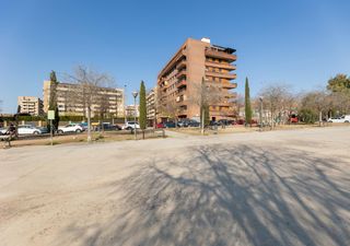Piso en Calle calle mecina-bombar�n 7. Espacioso piso en urbanizaci�n con jardines y piscina a un paso