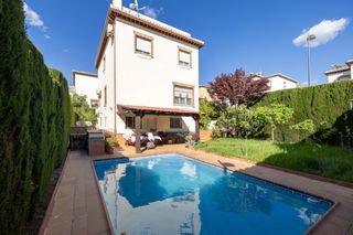 Chalet in Calle carmen martin gaite 15. Espectacular chalet independiente con parcela haciendo esquina e