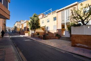Casa a schiera  Calle lerida 15. Adosada en zona poniente armilla