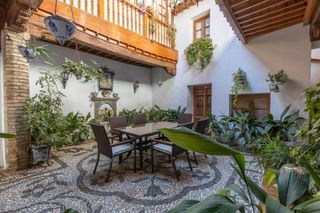 Casa in Calle calle horno del hoyo 4. Auténtica casa con corrala tradicional y azotea en el corazón de