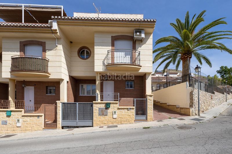 Foto 58d9bf72-5568-44b2-9284-5aa8c1891738. Casa pareada en maria pinet 10 bonita pareada con piscina comunitaria en Cenes de la Vega
