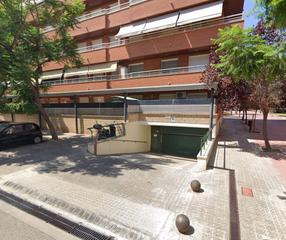 Aparcament cotxe a Centrevila. Parking en fábrica nueva