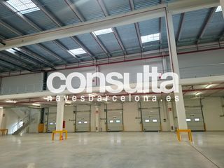 Miete Fabrikhalle in Carrer dels fusters 46. Logística con numerosos muelles de carga y descarga
