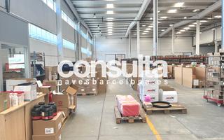 Lloguer Nau industrial a Carrer de la física 17. 4 muelles de carga y descarga