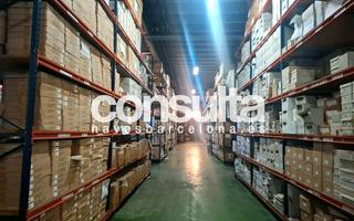 Lloguer Nau industrial a Passeig de can sagrera 33. 4 muelles de carga y descarga