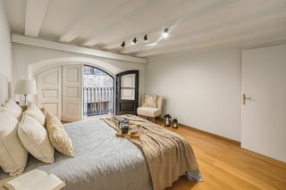 Etagenwohnung in Carrer del regomir 6. Vive la historia en pleno corazón de barcelona: piso único