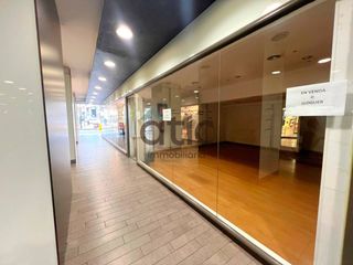 Local Comercial  Paseo pere iii. Local en venta en galerías manresa centro.