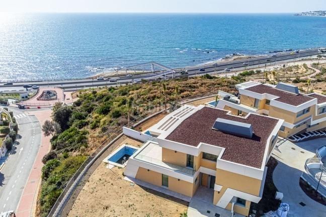 Foto 693dfb1d-1dc0-4ffc-94eb-e6a98ef6657f. Doppelhaus mit heizung parking pool in El Faro de Calaburra - Chaparral Mijas