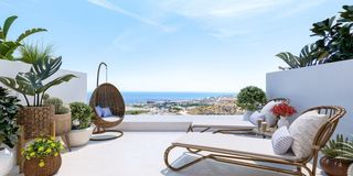 Casa aparellada a La Cala Mijas. Pareado en esquina de 4 dormitorios, con más de 130m2 entre terr