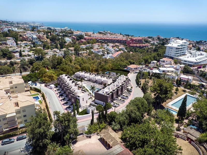 Foto d14d9774-8282-4233-9444-b7ff61e1116f. Casa pareada pareado en esquina con 3 dormitorios, 3 baños y vistas al mar !!! en Fuengirola
