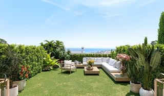 Casa aparellada a La Cala Mijas. Amplio pareado en esquina, de 4 dormitorios, terraza y jardin al