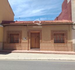 Casa  N/a. En el centro del pueblo junto a los servicios