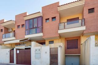 Xalet a Calle jacinto benavente 8. Vivienda en alguzas