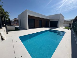Casa a La Quinta. Obra nueva en la quinta chalet independiente con piscina