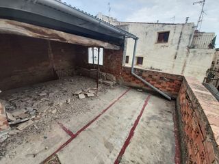 Casa a Alcanar. Casa de pueblo céntrica y esquinera.