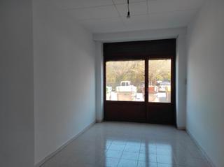 Local commercial  Carrer de la font dels capellans. Loacl de 24 m2 en planta baixa condicionat per iniciar l'activit