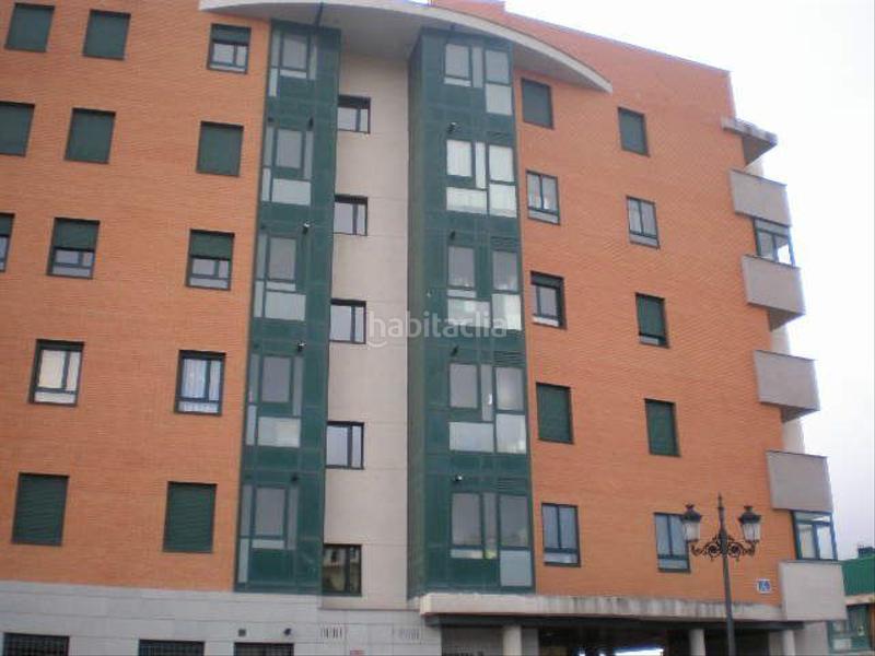 Foto c00fb119-4e0a-4054-84a2-c1c3a2660cf1. Parking coche en calle de manuel gómez moreno 2 ultimas plazas de garaje en Ávila