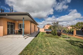 Maison à Oregano 7. Chalet pareado con parcela de esquina
