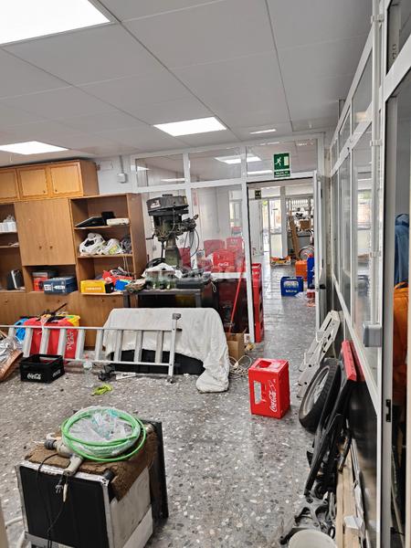Foto 2d7c3df2-5256-4f74-aeb5-715a8962821d. Local comercial en carrer del llorer 37 oportunidad local en venta en Les Planes!! en Hospitalet de Llobregat (L´)