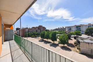 Pis  Ernest lluch d. En montmelo