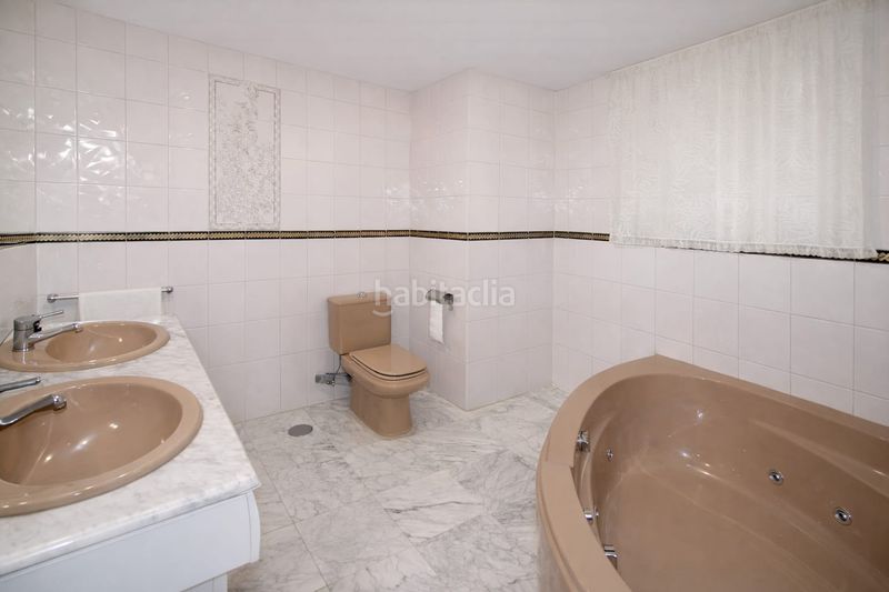 Foto f6e26c26-3d2c-44e2-8875-cb3547be52d0. Edifici a Calle Pinto-San Roque Parla