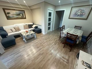 Pis a Pintores-Ferial. Casalia presenta: vivienda reformada con terraza, garaje, piscin