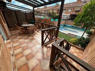 Casa adosada en Laguna Park. Casalia presenta: espectacular chalet adosado con piscina privad