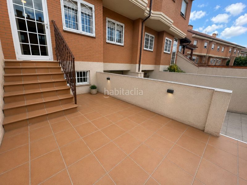 Foto dd930c3b-ac37-46fd-bf09-2cc0b026e74a. Casa adossada amb calefacció aparcament piscina a Parla