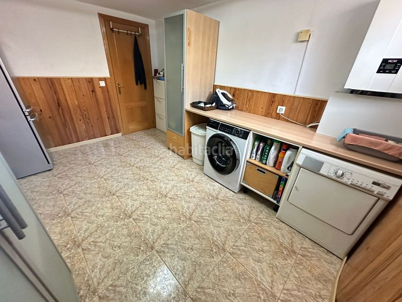 Foto ea3ba571-9a00-42f6-9065-7ffe0835722c. Casa adossada amb calefacció aparcament piscina a Parla