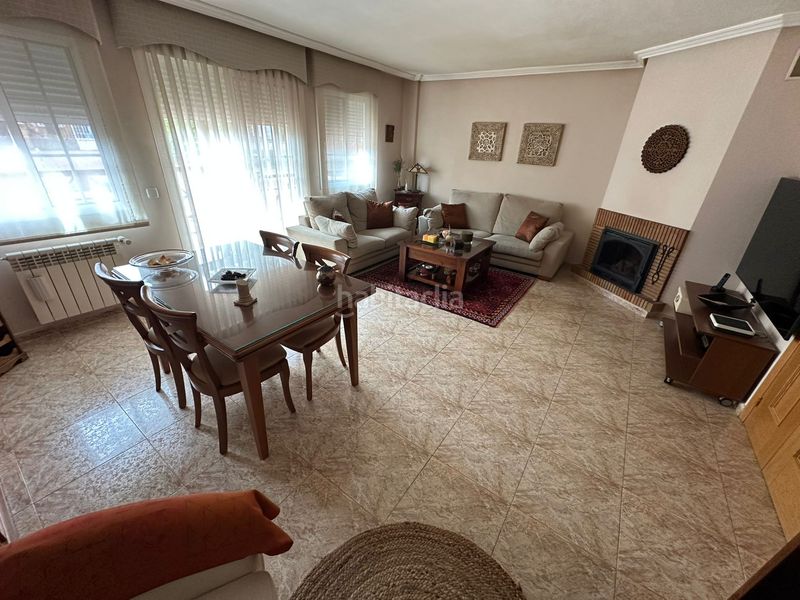 Foto f494d764-996b-4884-a40b-d9345a6f71e8. Casa adossada amb calefacció aparcament piscina a Parla