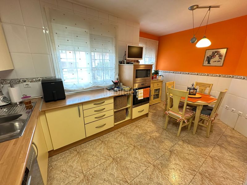 Foto f79bd913-53a3-405d-aafb-f3739b17d5f8. Casa adossada amb calefacció aparcament piscina a Parla