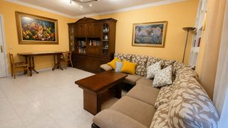 Flat in Reyes. Casalia presenta: espectacular vivienda de esquina, totalmente e