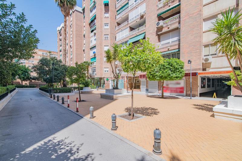 Foto 9326d66e-da97-427e-a696-942c01698f29. Local comercial a calle poeta manuel gongora a Cervantes Granada