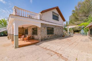 Chalet  Camino diseminados. Exclusiva villa de 3000m , al lado del aeropuerto de granada