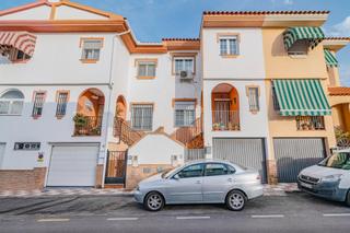 Casa adossada a Calle santa clara. Oportunidad en la zubia! casa adosada con sótano habilitado y te