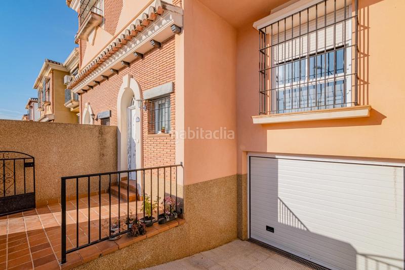 Foto 0a9cf8de-bb64-462b-a876-fb2248af58ff. Casa pareada en calle vendimia en Huétor Vega