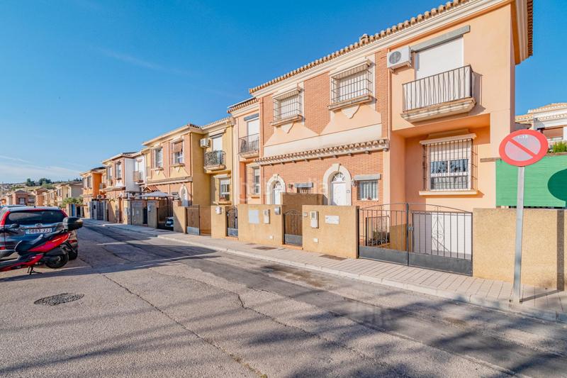 Foto bf1a4890-7f1f-4e0f-b96b-7a66cffa0ef5. Casa pareada en calle vendimia en Huétor Vega