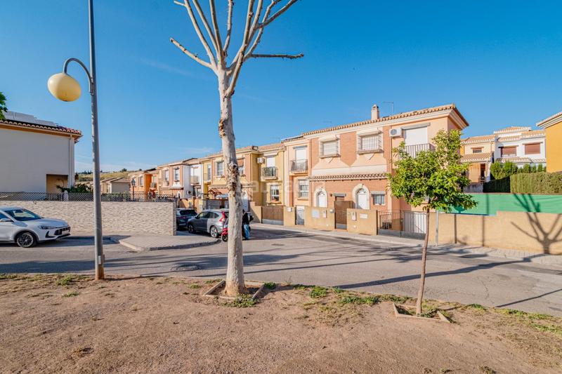 Foto f6175a9c-f3ee-4d1a-a6eb-f420ea839414. Casa pareada en calle vendimia en Huétor Vega