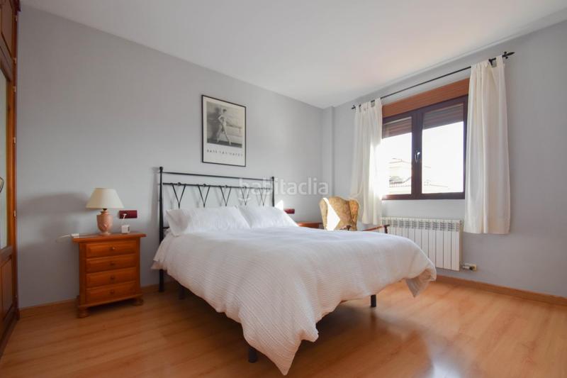Foto 78d91b8b-c198-4cb3-8f1d-f0226f9d9d2e. Chalet en calle alelies (vent) impresionante chalet dividido en dos viviendas! en Cúllar Vega