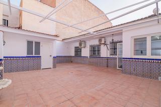 Casa  Severo ochoa. Venta de casa en el centro de las gabias  local comercial