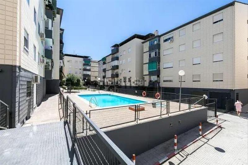 Foto a040d64d-76c4-4c3d-a5d7-7f8c4c50c3aa. Piso  , con piscina, garaje, trastero y excelente comunicación! en Maracena