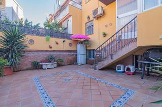 Casa aparellada  Calle zoraida. Encantadora casa de 3 plantas con patio y terraza, lista para en