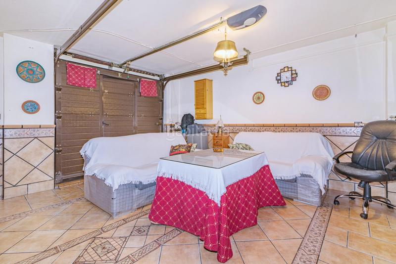Foto 0826161b-7f08-4d96-8276-0eb7ff3d85eb. Casa pareada encantadora casa de 3 plantas con patio y terraza, lista para entrar a vivir! en Gabias (Las)