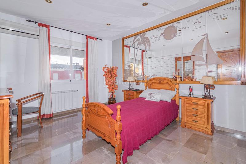 Foto 0baaf062-53a1-42cf-b970-465bdf3dc3c5. Casa pareada encantadora casa de 3 plantas con patio y terraza, lista para entrar a vivir! en Gabias (Las)