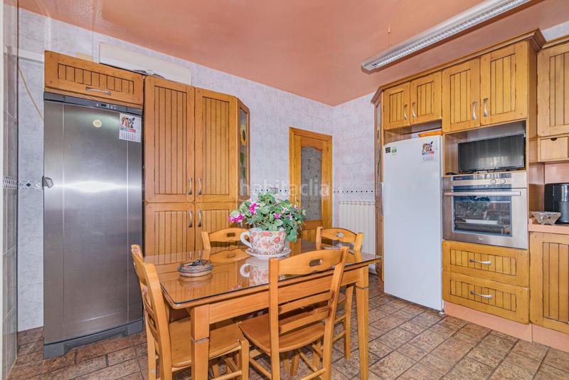 Foto 16d434b3-67e0-42e4-adab-ee4178889a32. Casa pareada encantadora casa de 3 plantas con patio y terraza, lista para entrar a vivir! en Gabias (Las)