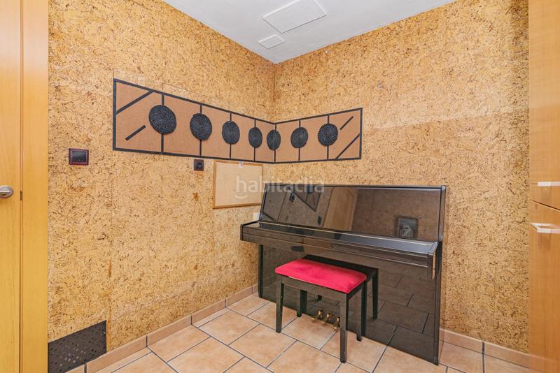 Foto 1b1b715e-04e7-4475-b007-a785da5b82a9. Casa pareada encantadora casa de 3 plantas con patio y terraza, lista para entrar a vivir! en Gabias (Las)