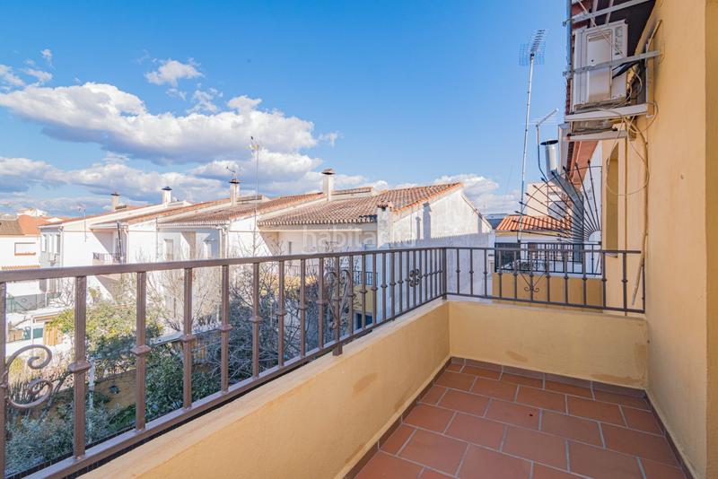Foto 2b9b1e0b-34da-41dc-aa3b-a185ec71e380. Casa pareada encantadora casa de 3 plantas con patio y terraza, lista para entrar a vivir! en Gabias (Las)