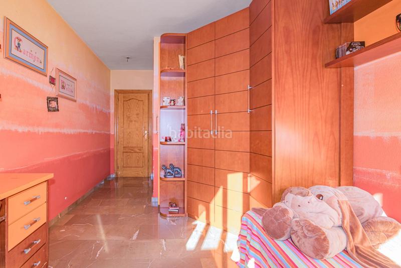 Foto 4db8bd53-bb7e-4304-a4cd-82dd9b3e010e. Casa pareada encantadora casa de 3 plantas con patio y terraza, lista para entrar a vivir! en Gabias (Las)
