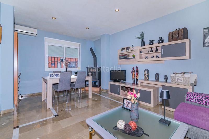 Foto 827d117b-45b9-448b-ae76-5166a2846c8e. Casa pareada encantadora casa de 3 plantas con patio y terraza, lista para entrar a vivir! en Gabias (Las)