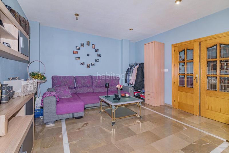 Foto 92caedef-c1b1-48d3-82bd-06059c52422e. Casa pareada encantadora casa de 3 plantas con patio y terraza, lista para entrar a vivir! en Gabias (Las)